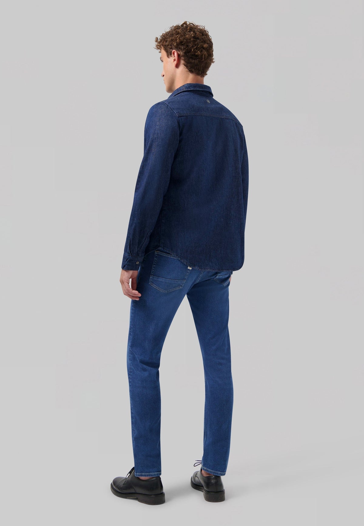 Sustainable MUD Jeans denim shirt with long sleeves, made from organic cotton, featuring a chest pocket and classic button-up style.