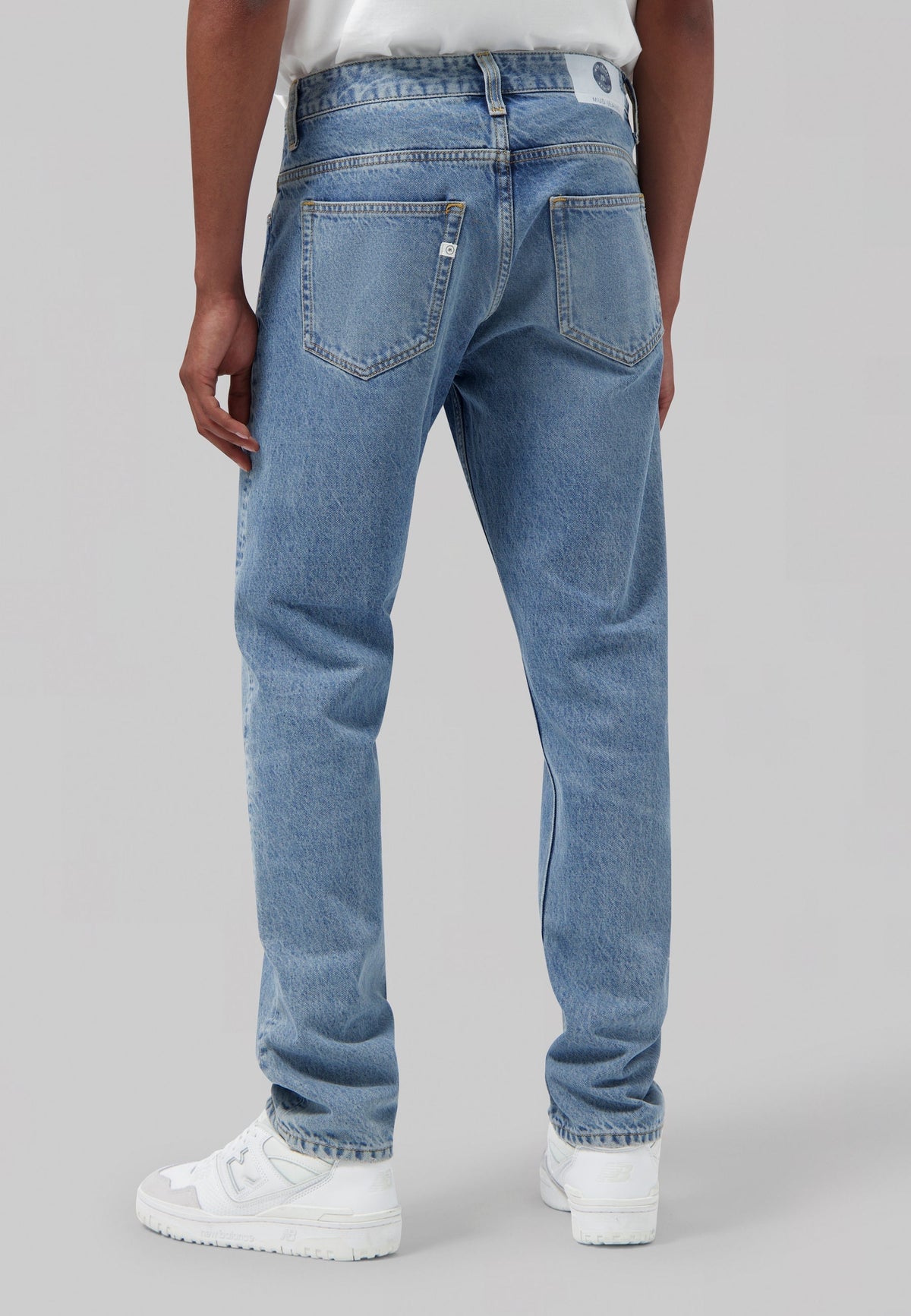 Sustainable MUD Jeans in organic cotton, featuring classic medium blue denim with a straight-leg fit.