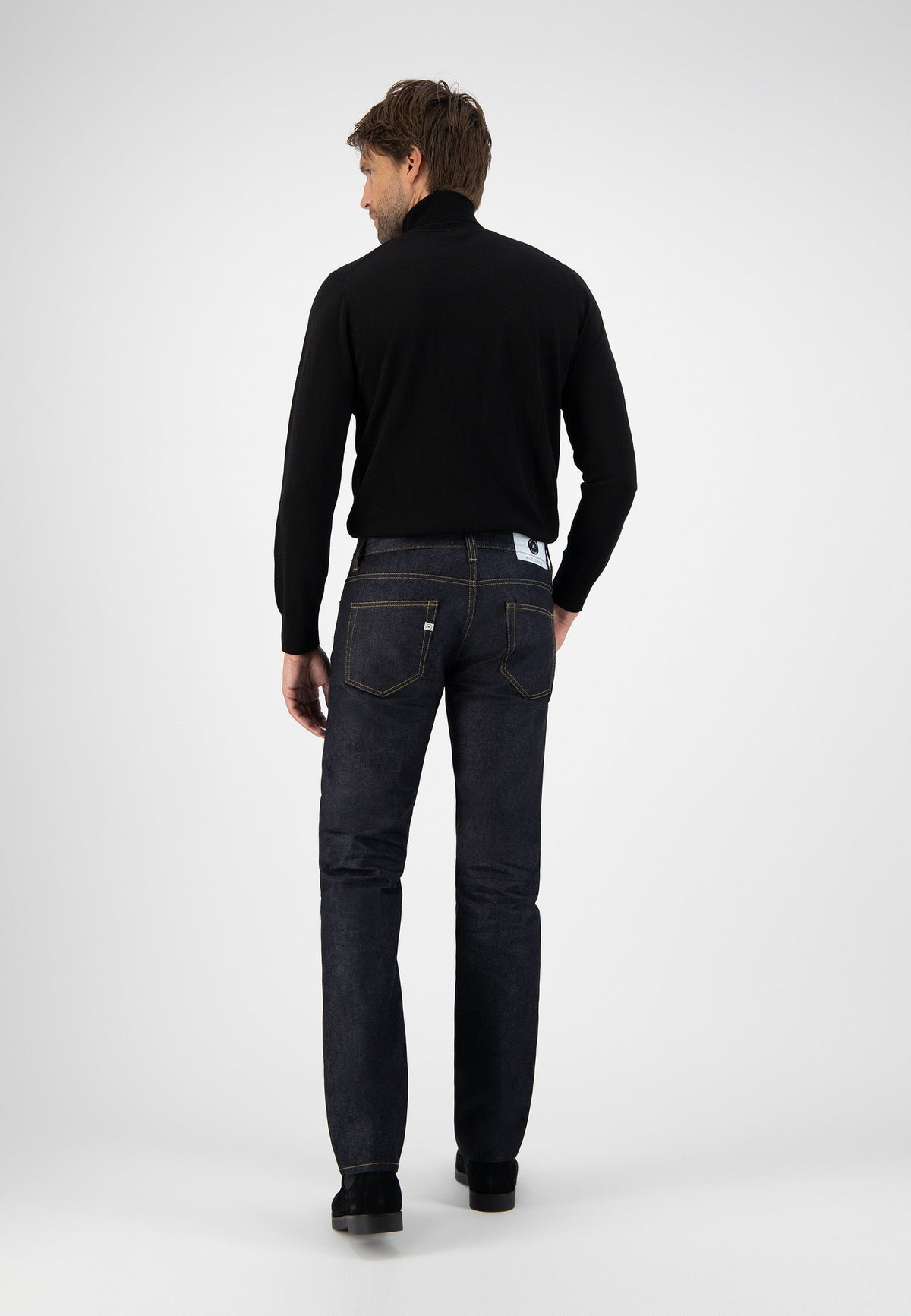 Sustainable MUD Jeans in dark denim with classic straight fit, showcasing ethical fashion and organic materials.