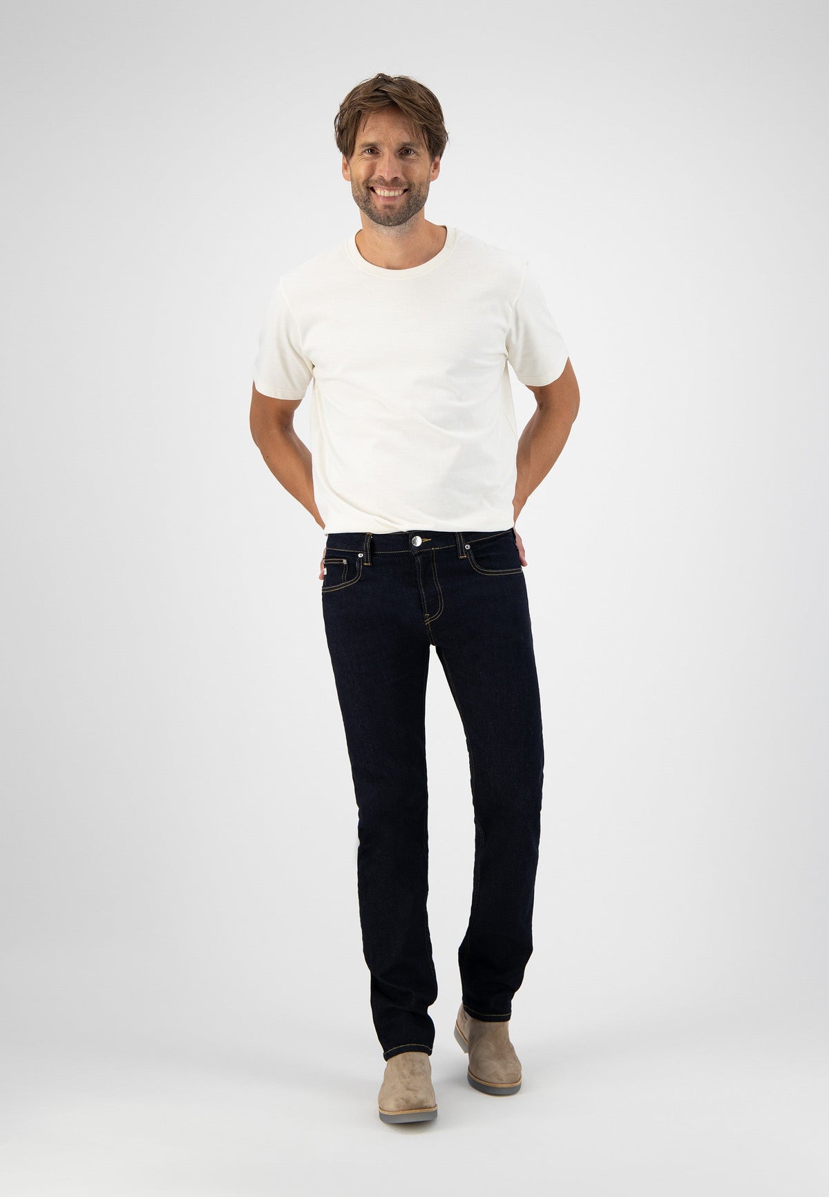 Sustainable MUD Jeans in dark blue denim, crafted ethically with organic cotton, featuring a straight leg fit.