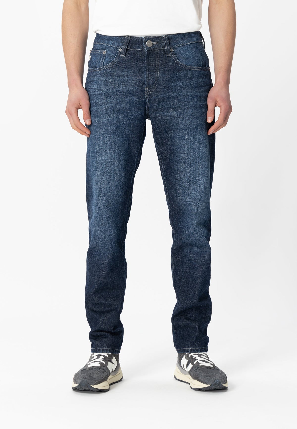 Sustainable MUD Jeans classic fit denim jacket paired with ivory pants, highlighting ethical fashion choices.