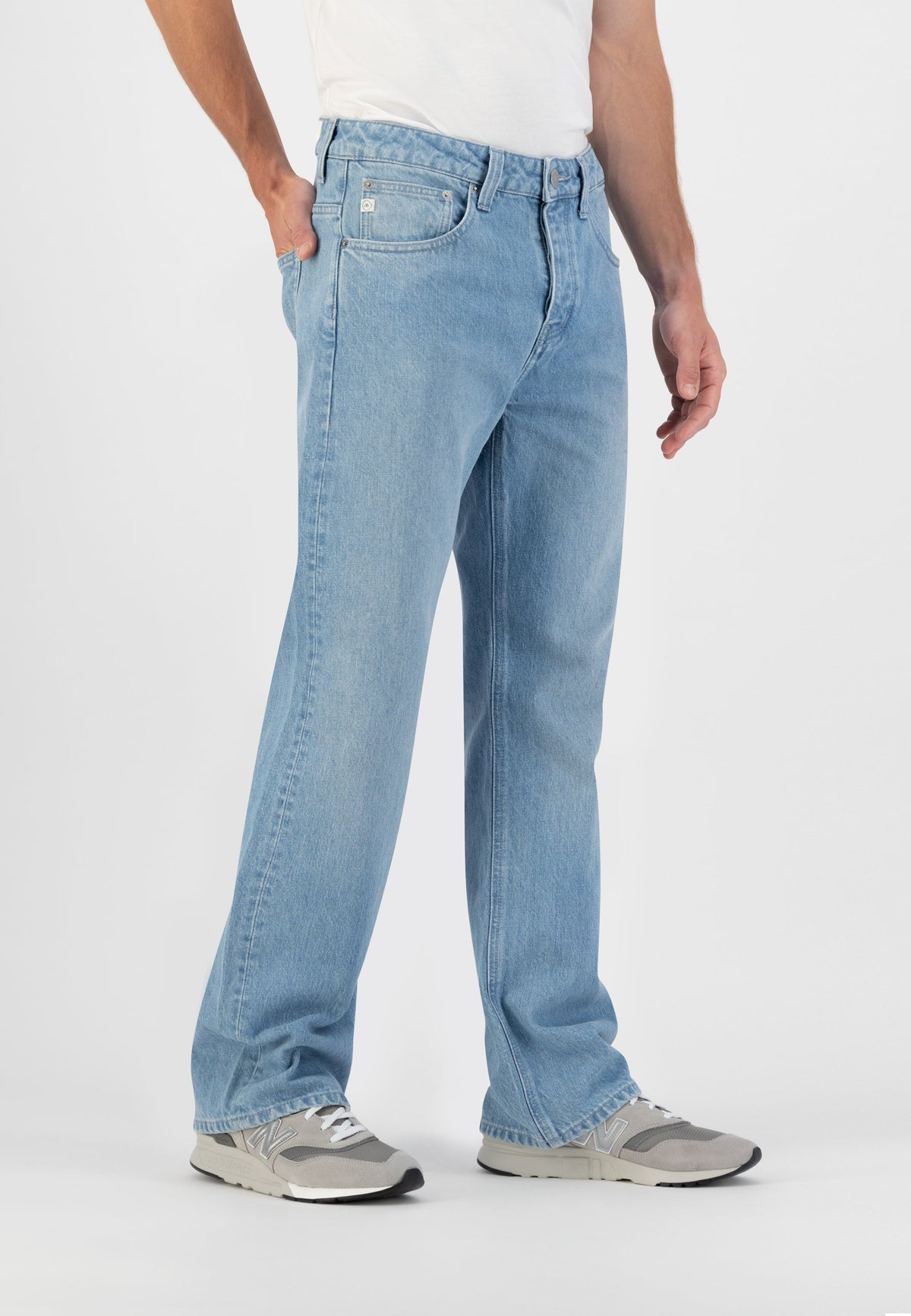 Sustainable MUD Jeans made from organic cotton in light blue denim, featuring a straight fit and ethical production.