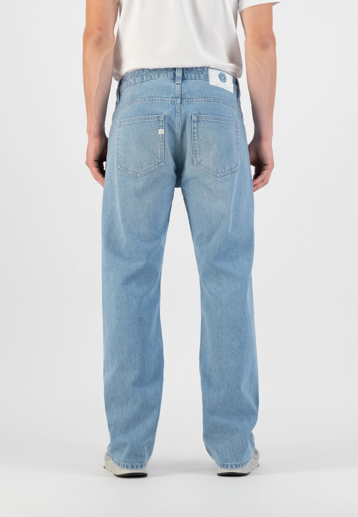 Sustainable MUD Jeans in dark blue denim, crafted from organic cotton, showcasing eco-friendly fashion with a classic fit.