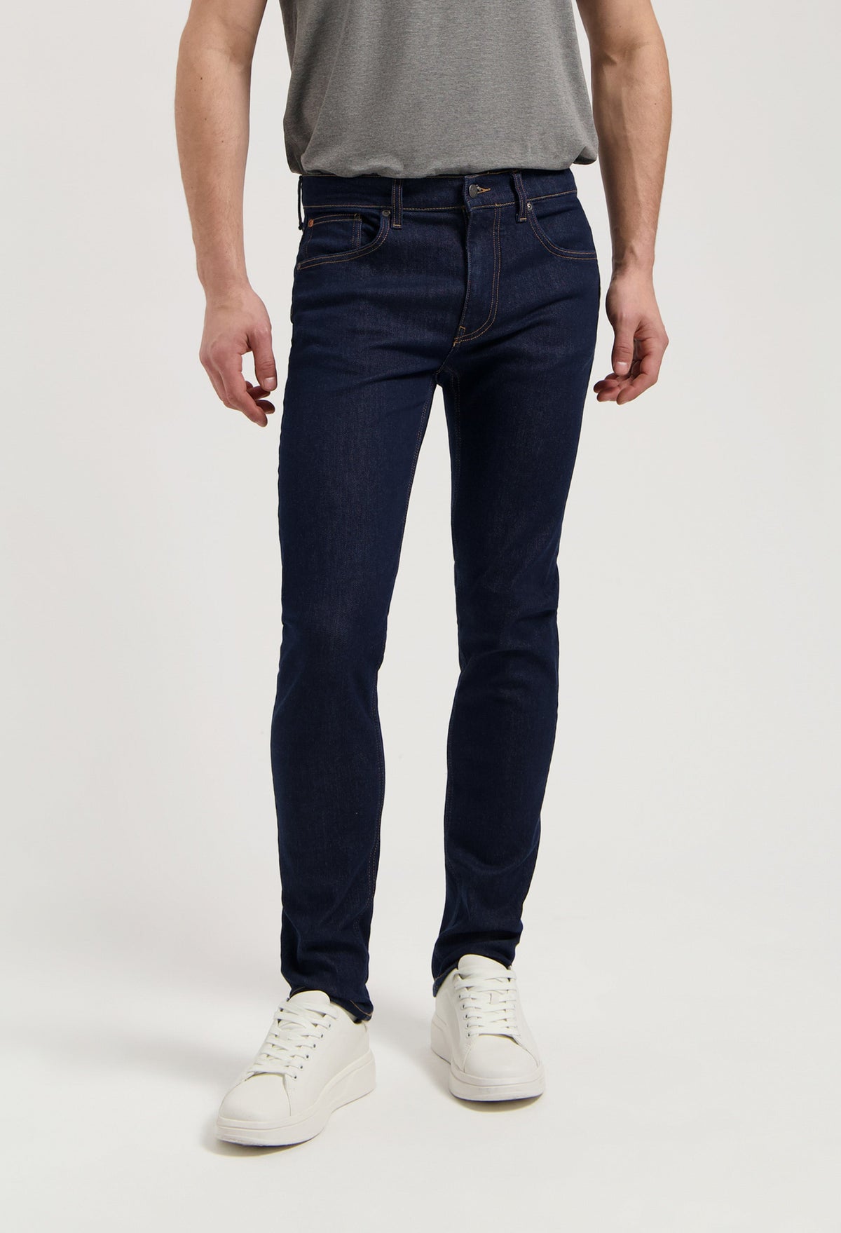 Sustainable MUD Jeans denim shorts in dark blue, paired with a white T-shirt. Ethical fashion emphasizing comfort.