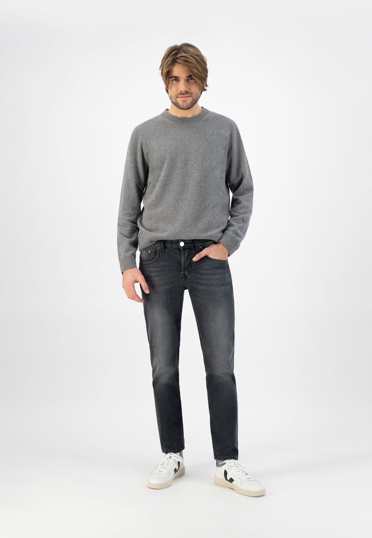 Sustainable MUD Jeans in light blue, crafted from organic cotton, featuring a classic knee-length fit for eco-friendly fashion.
