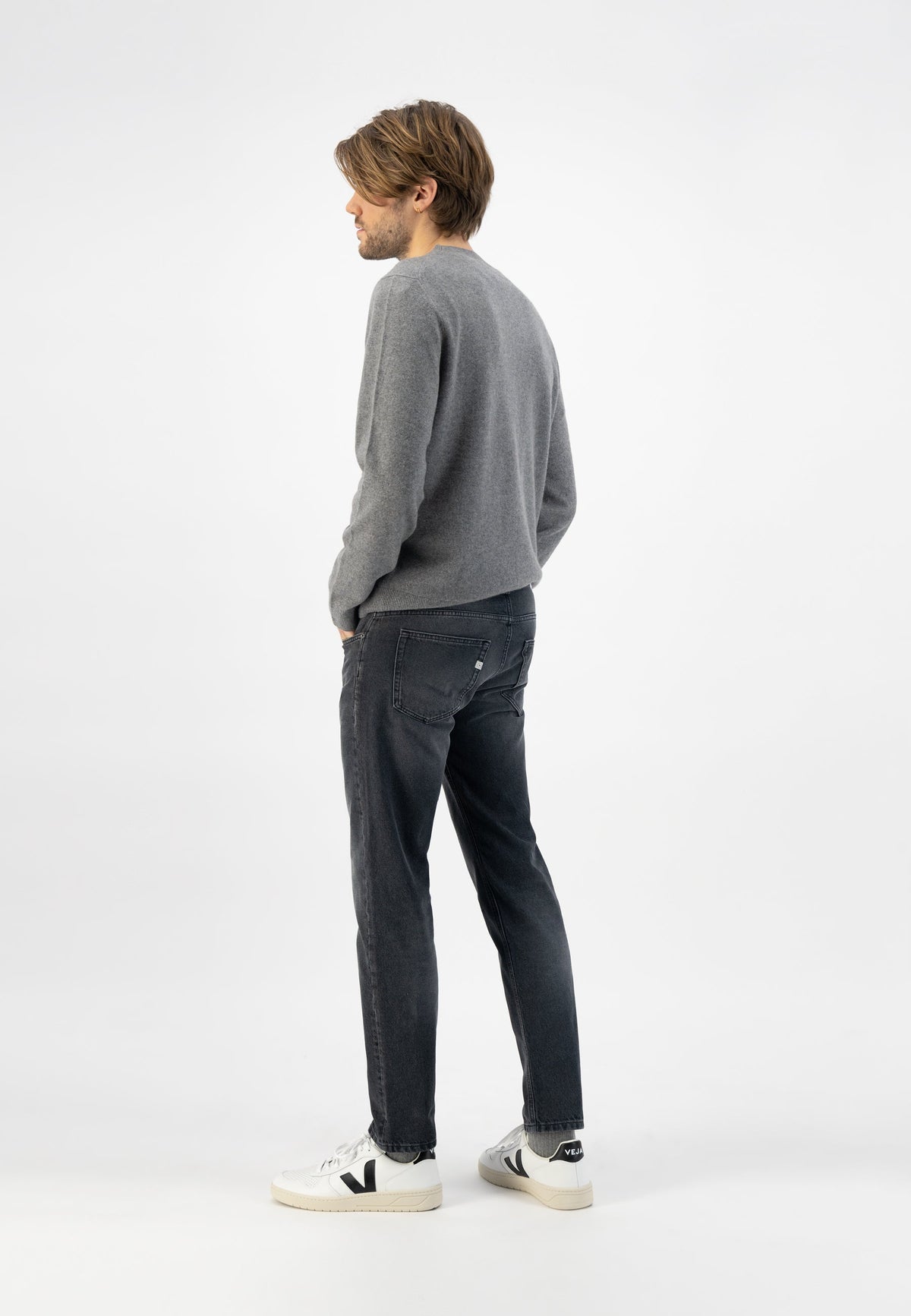 Sustainable MUD Jeans shorts in olive green, crafted from organic cotton for ethical, eco-friendly summer fashion.