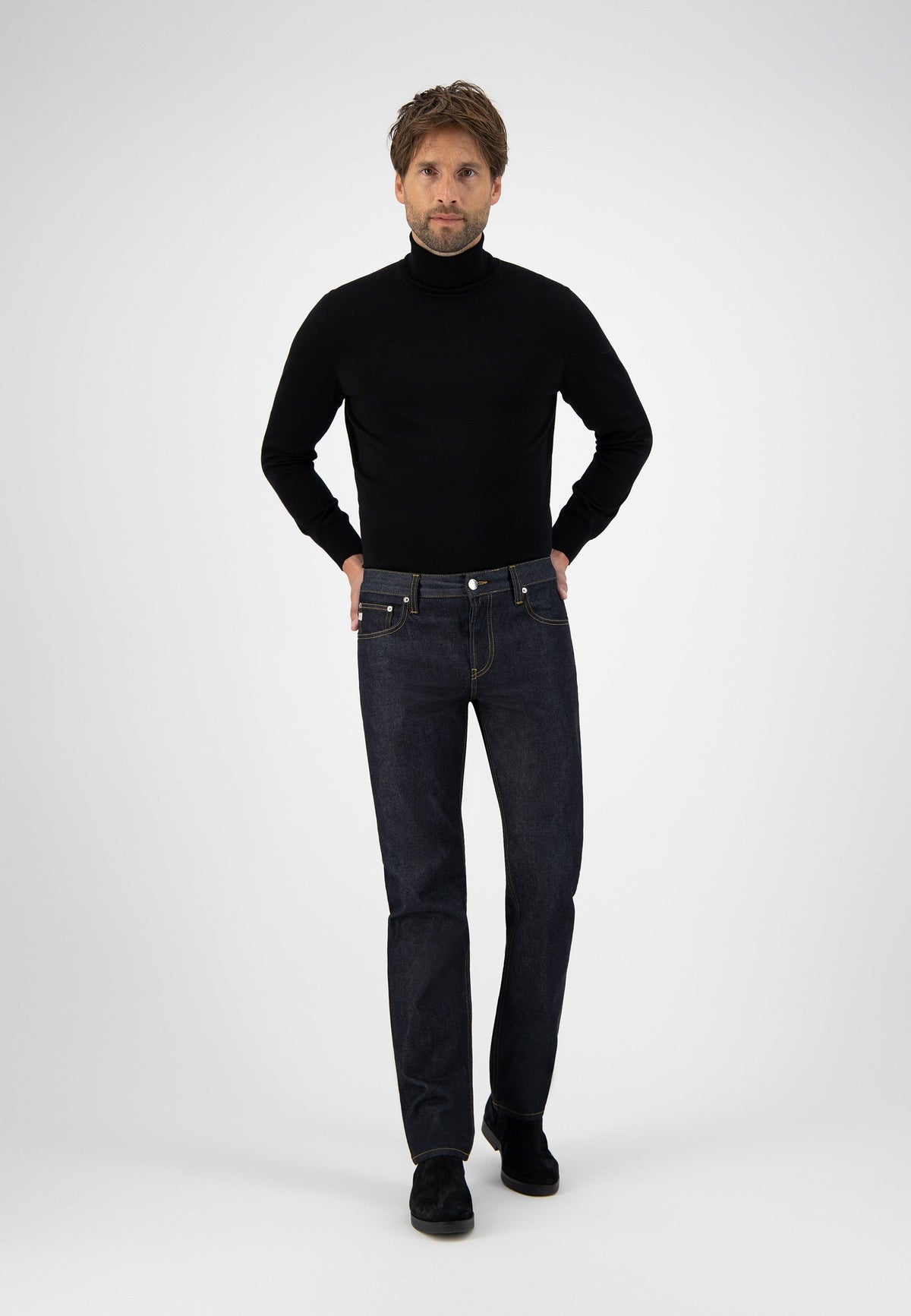 Sustainable MUD Jeans in dark denim, made from organic cotton, featuring a straight fit with classic stitching.