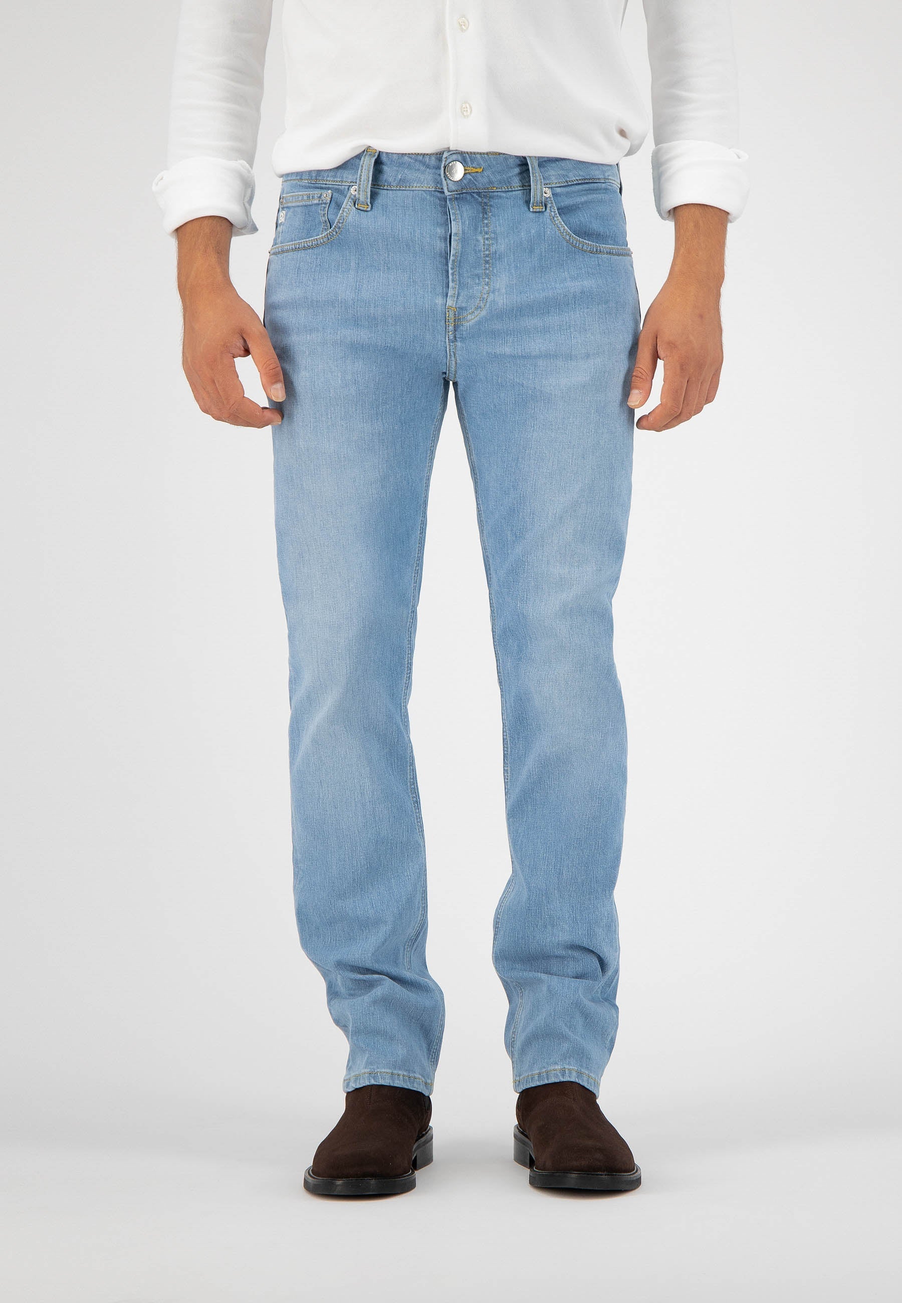 Sustainable MUD Jeans in dark wash denim, featuring cargo pockets, crafted for ethical style and comfort, paired with sneakers.