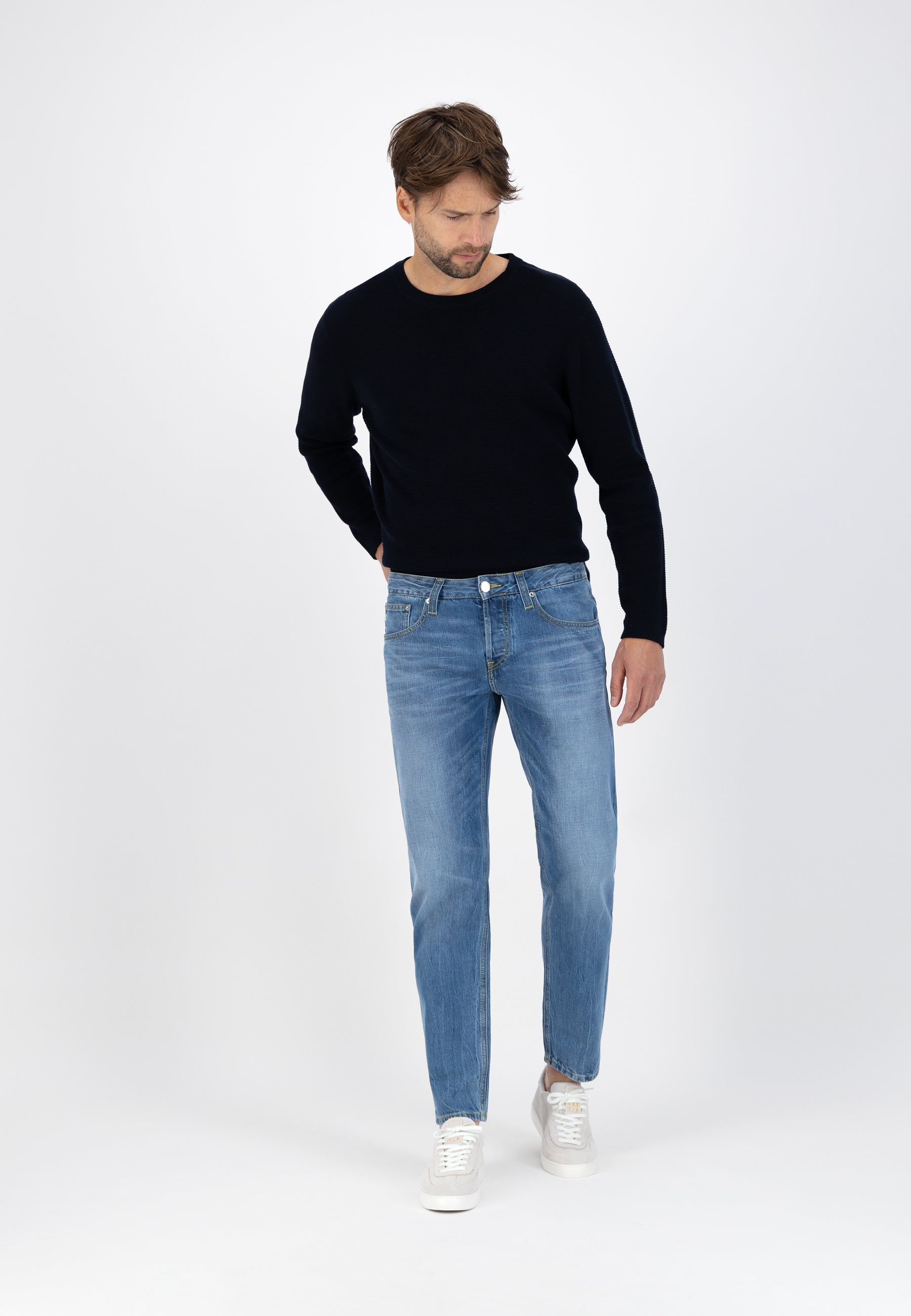 Sustainable MUD Jeans outfit with light blue denim shirt and black jeans, ethical fashion focusing on sustainability.