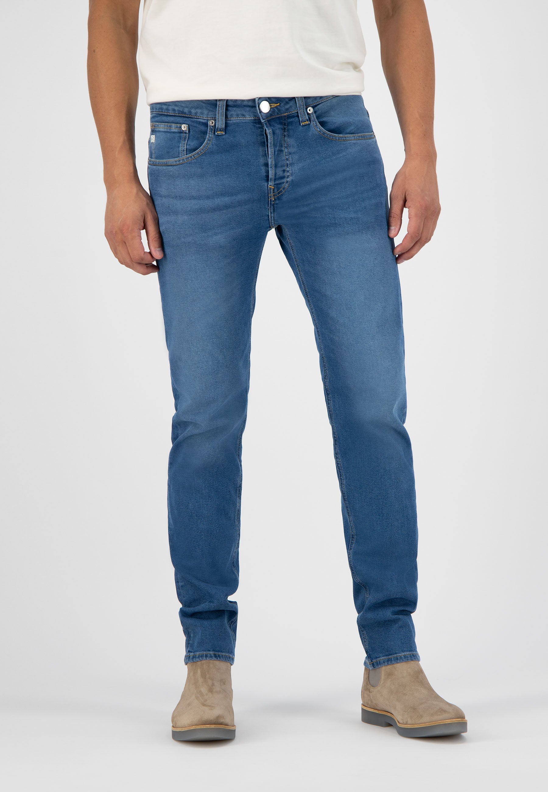 Sustainable MUD Jeans in dark indigo denim with a side pocket detail, demonstrating ethical fashion practices.