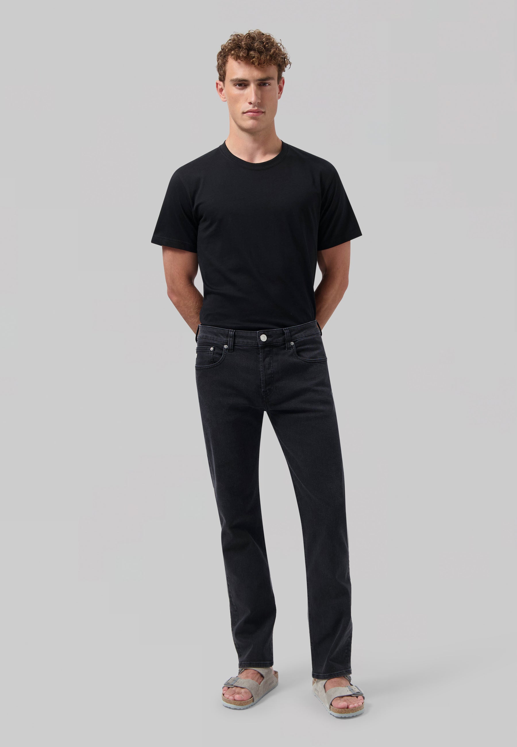 Sustainable MUD Jeans dark blue denim cap featuring a minimalist circular logo, highlighting ethical fashion principles.
