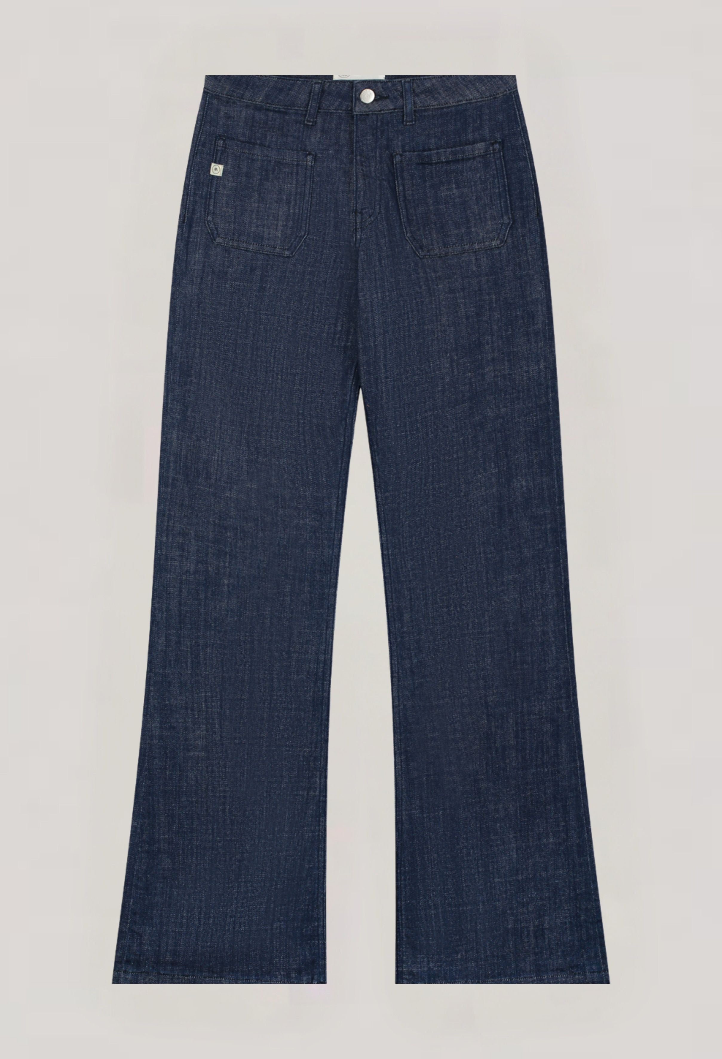 Wide-leg dark blue denim jeans with a high waist and front pockets, perfect for a casual and stylish look.